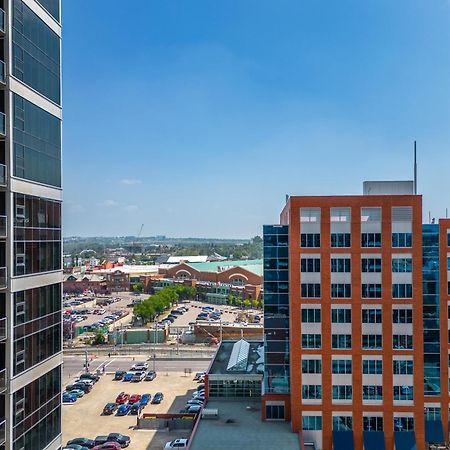 Chic 2Br Condo In Vibrant Downtown Calgary Exterior photo