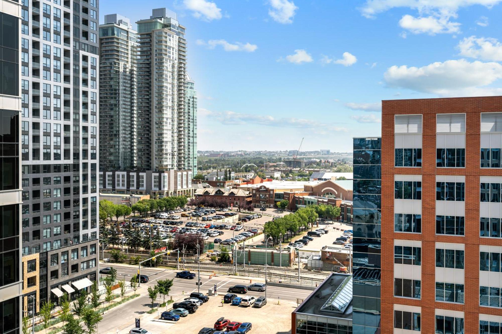 Chic 2Br Condo In Vibrant Downtown Calgary Exterior photo