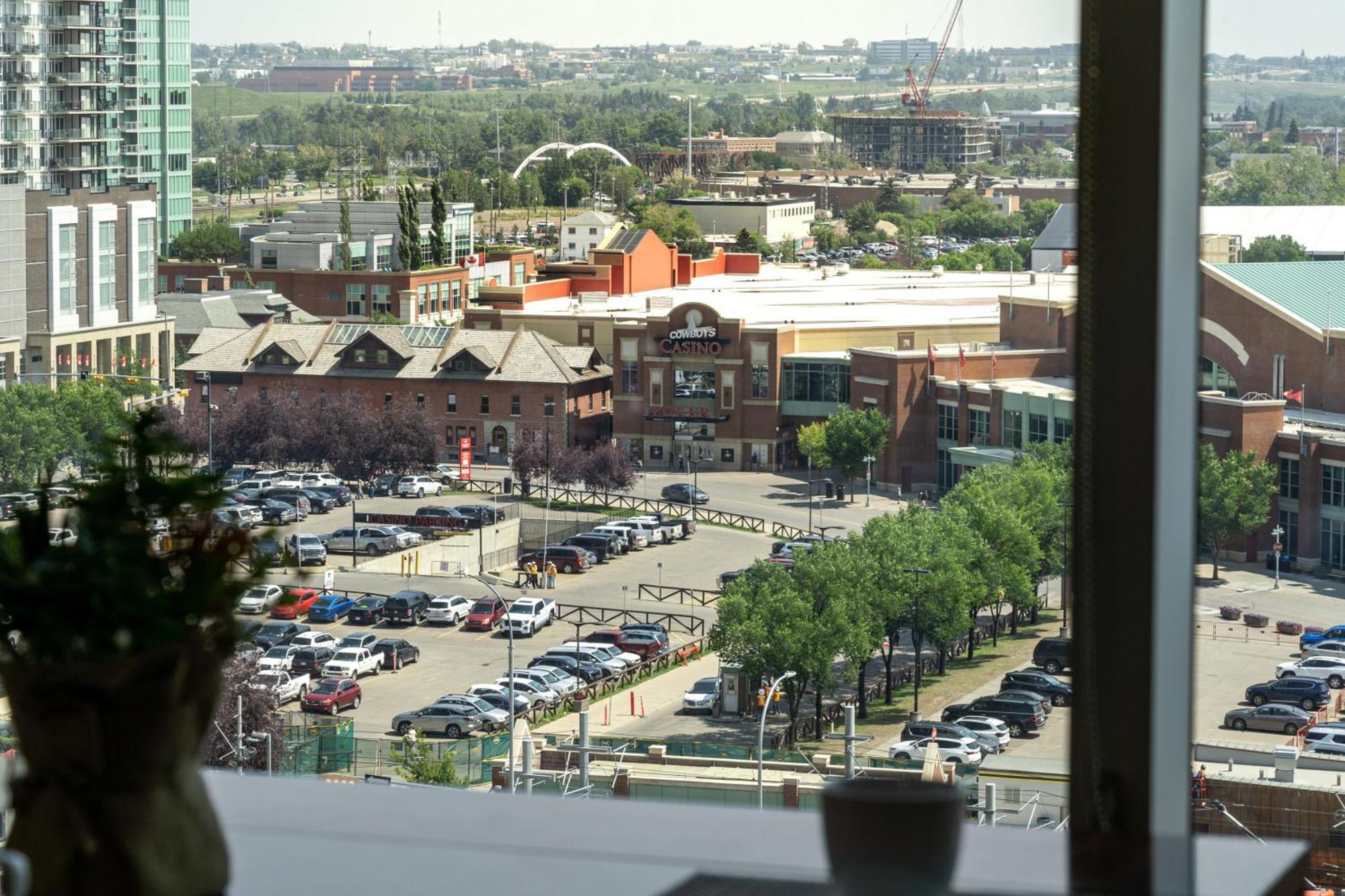 Chic 2Br Condo In Vibrant Downtown Calgary Exterior photo